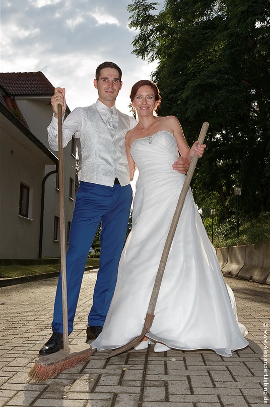 Hochzeit - Hochzeit, Poltern Hochzeitsfotograf Standesamt Barleben / Robinien-Hof Gommern - das Brautpaar mit Besen und Schaufel nach dem Poltern