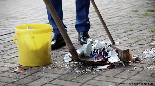 Hochzeitsfotograf Standesamt Barleben / Robinien-Hof Gommern - die Scherben werden zusammengefegt