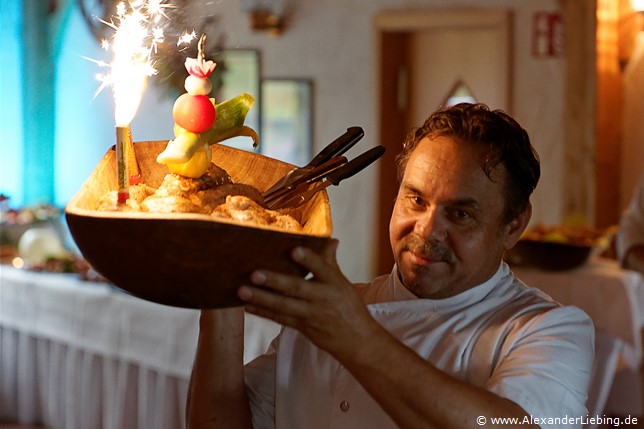 Hochzeitsfotograf Standesamt Barleben / Robinien-Hof Gommern - das Essen wird mit einem kleinen Feuerwerk in den Raum gebracht