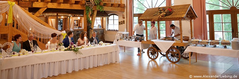 Hochzeitsfotograf Standesamt Barleben / Robinien-Hof Gommern - der Bauttisch mit den Eltern in der Festscheune im Robinienhof in Gommern