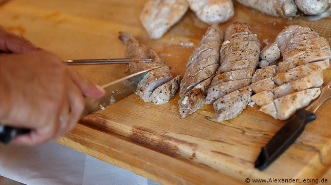 Hochzeitsfotograf Standesamt Barleben / Robinien-Hof Gommern - Hochzeitsbuffet: das Filet wird geschnitten