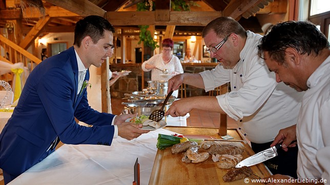 Hochzeit - Hochzeit, Buffet Hochzeitsfotograf Standesamt Barleben / Robinien-Hof Gommern - Bräutigam bekommt ein Stück Filet