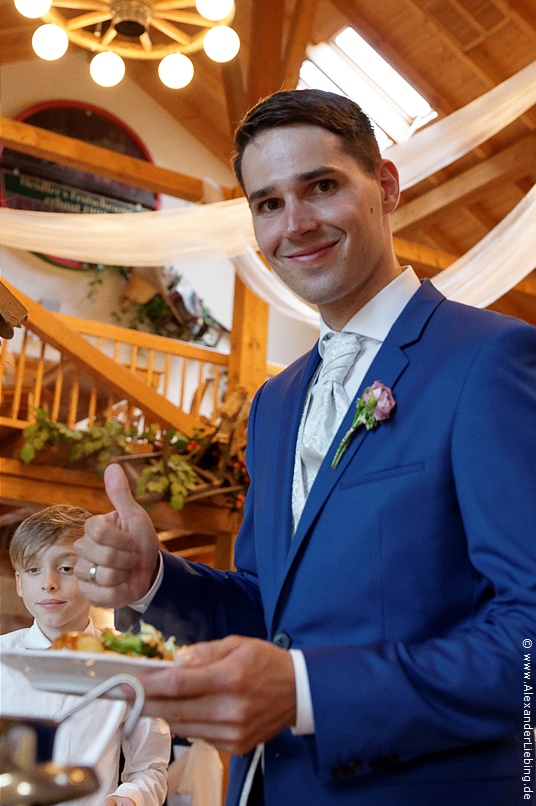 Hochzeitsfotograf Standesamt Barleben / Robinien-Hof Gommern - das Essen schmeckt: der Bräutigam mit Daumen hoch