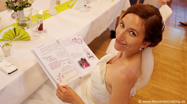 Hochzeit - Hochzeitsfeier Hochzeitsfotograf Standesamt Barleben / Robinien-Hof Gommern - Braut liest in der Hochzeitszeitung