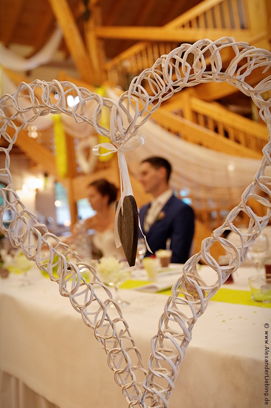 Hochzeit - Hochzeitsfeier Hochzeitsfotograf Standesamt Barleben / Robinien-Hof Gommern - eine andere Perspektive: das Brautpaar durch Herz fotografiert
