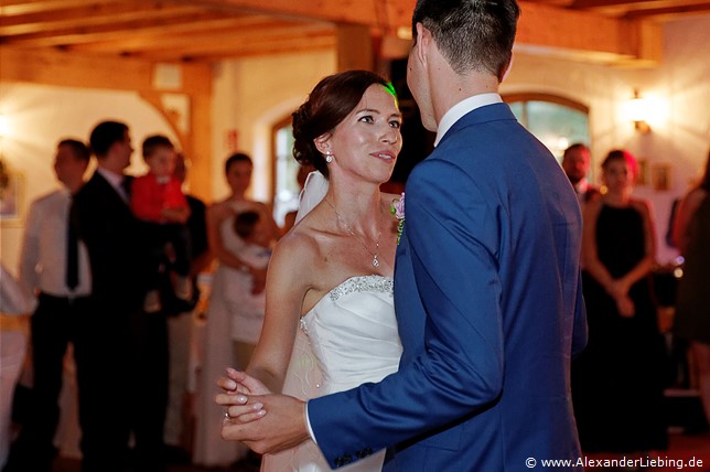 Hochzeit - Hochzeitsfeier Hochzeitsfotograf Standesamt Barleben / Robinien-Hof Gommern - lange geübt: der Hochzeitstanz