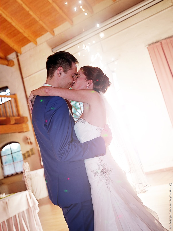 Hochzeit - Hochzeitsfeier Hochzeitsfotograf Standesamt Barleben / Robinien-Hof Gommern - ein Hochzeitstanz mit Indooor-Feuerwerk im Hintergrund