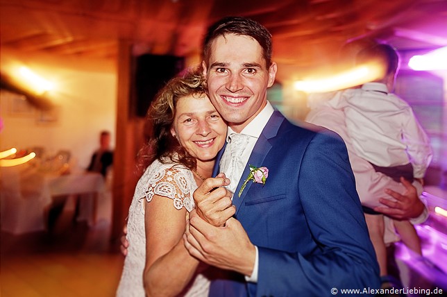 Hochzeitsfotograf Standesamt Barleben / Robinien-Hof Gommern - eine stolze Mutter tanzt mit ihrem Sohn