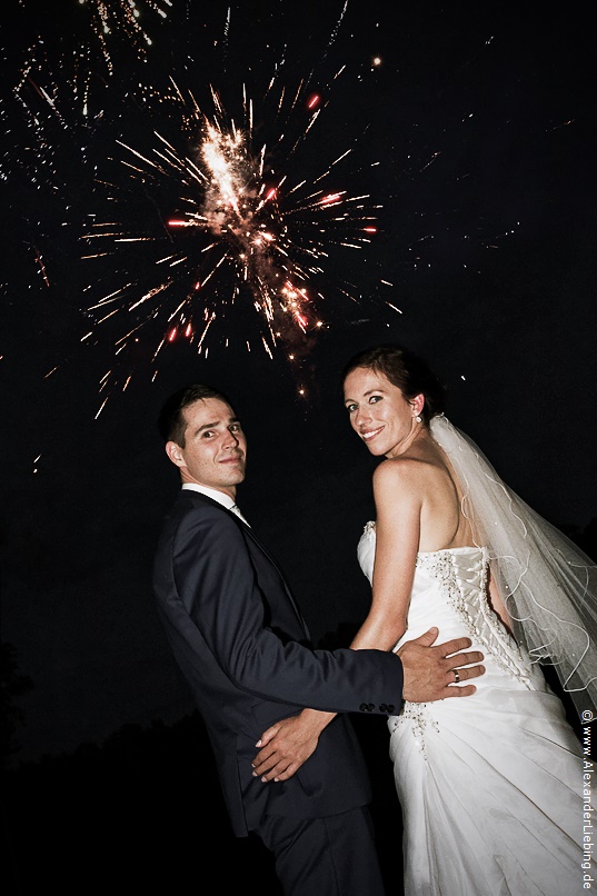 Hochzeit - Hochzeit, Feuerwerk Hochzeitsfotograf Standesamt Barleben / Robinien-Hof Gommern - Brautpaar beim Feuerwerk