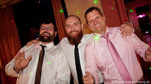 Hochzeit - Hochzeitsfeier Hochzeitsfotograf Standesamt Barleben / Robinien-Hof Gommern - ausgelassene Stimmung zur Hochzeitsfeier