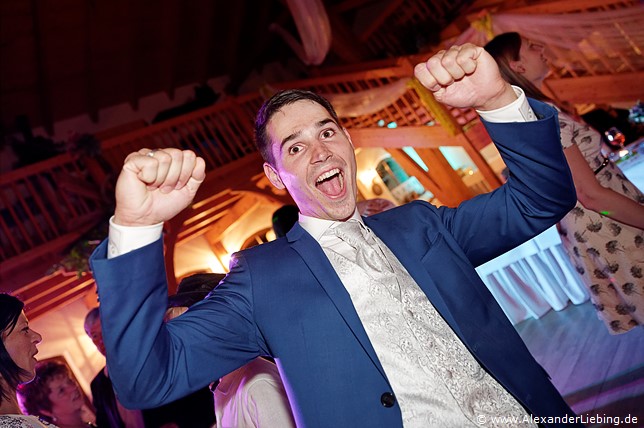 Hochzeit - Hochzeitsfeier Hochzeitsfotograf Standesamt Barleben / Robinien-Hof Gommern - ein fitter Bräutigam am Ende des aufregenden Hochzeitstags