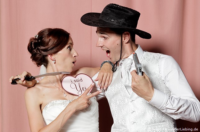 Hochzeit - Fotoecke und Photobooth Hochzeitsfotograf Standesamt Barleben / Robinien-Hof Gommern - das Brutpaar in der Fotoecke, verkleiden und Spaß haben heißt hier die Devise