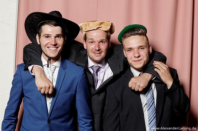 Hochzeit - Fotoecke und Photobooth Hochzeitsfotograf Standesamt Barleben / Robinien-Hof Gommern - der Bräutigam mit Freunden in der Fotoecke