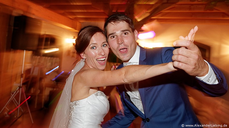 Hochzeit - Hochzeitsfeier Hochzeitsfotograf Standesamt Barleben / Robinien-Hof Gommern - Brautpaar tanzt ausgelassen