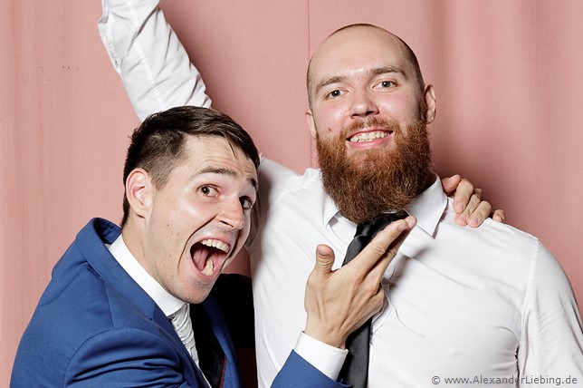 Hochzeit - Fotoecke und Photobooth Hochzeitsfotograf Standesamt Barleben / Robinien-Hof Gommern - Spaß-Bild aus Fotoecke