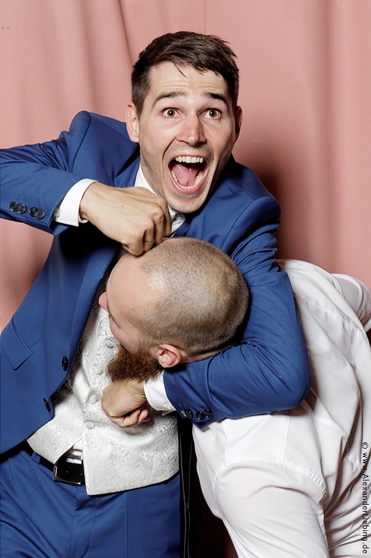Hochzeit - Fotoecke und Photobooth Hochzeitsfotograf Standesamt Barleben / Robinien-Hof Gommern - Spaß in der Fotoecke
