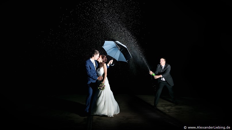 Hochzeit - Brautpaar Hochzeitsfotograf Standesamt Barleben / Robinien-Hof Gommern - auch Mittwernacht lassen sich tolle Bilder vom Brautpaar machen, hier stehen beide entspannt mit Schirm im Sektregen