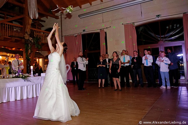 Hochzeit - Hochzeitsfeier Hochzeitsfotograf Standesamt Barleben / Robinien-Hof Gommern - eine Tradition: der Brautstraußwurf