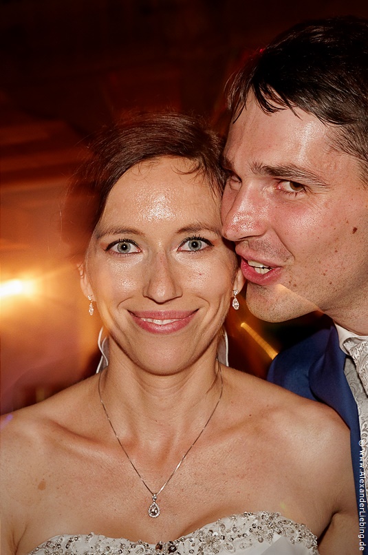 Hochzeit - Hochzeitsfeier Hochzeitsfotograf Standesamt Barleben / Robinien-Hof Gommern - Brautpaar beim ausgelassenen Feiern