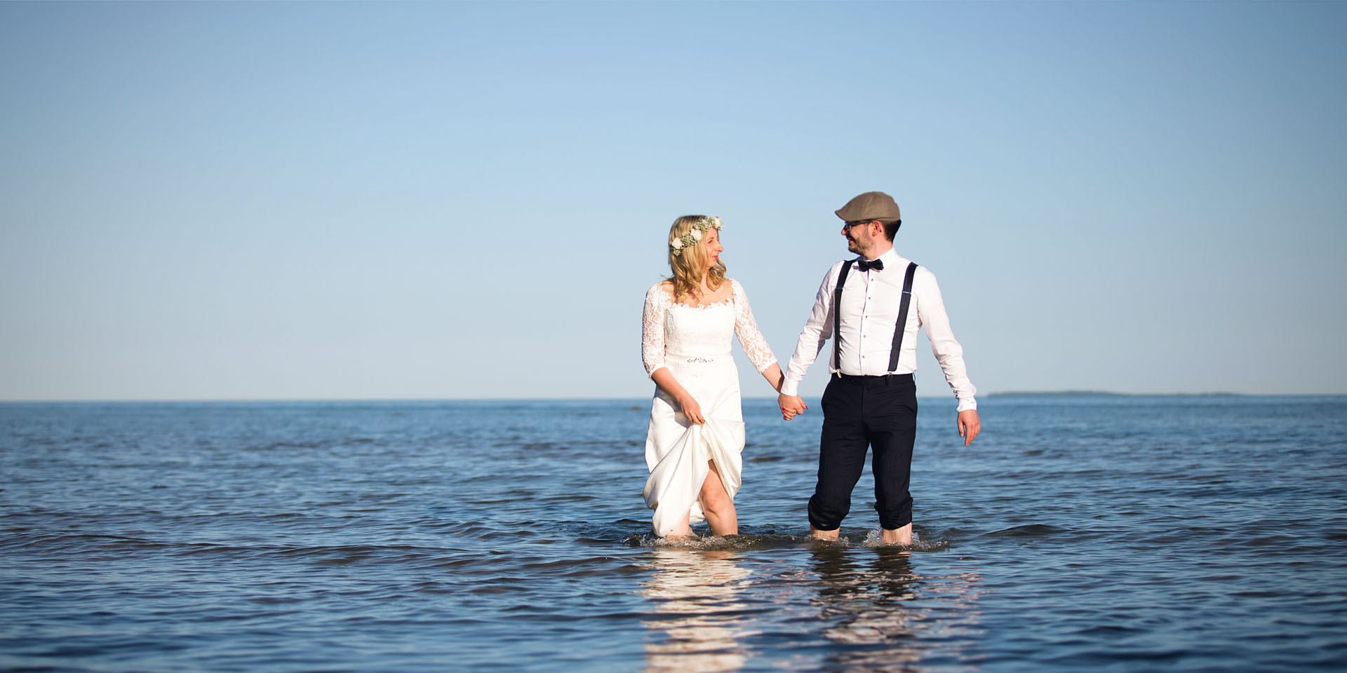 Hochzeit auf Insel Rügen Brautpaar steht im Wasser