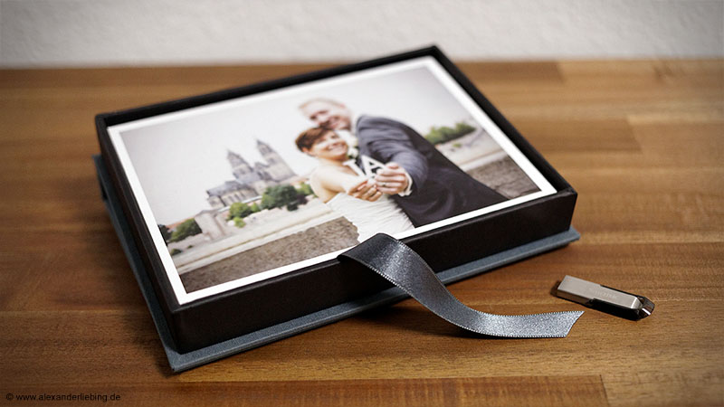 Eine schicke Box mit Hochzeitsbildern und USB-Stick